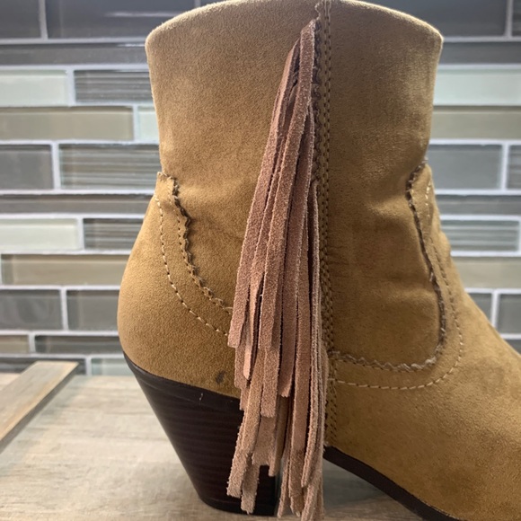 Maurice Fashions Beige Faux Suede Fringe Ankle Bootie Boots Woman's Shoe Size 6 - Picture 7 of 12